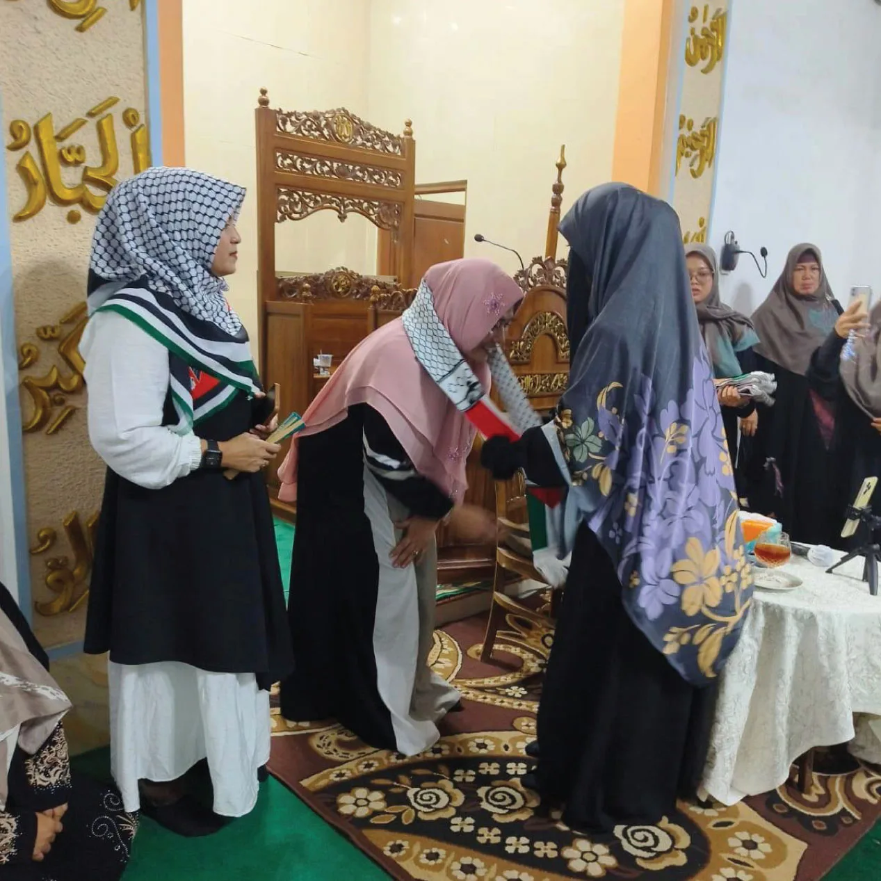 Foto-Umi-Pipik-Memberikan-Syal-Palestina